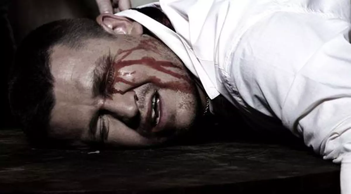 Bătut și cu banii luați! Tânăr maltratat într-o secţie de poliţie