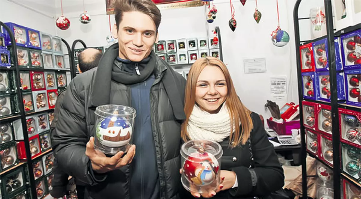 În târgurile de Crăciun şi pe străzi a fost forfotă mare ieri: "Am luat cadouri pe ultima sută de metri" | FOTO