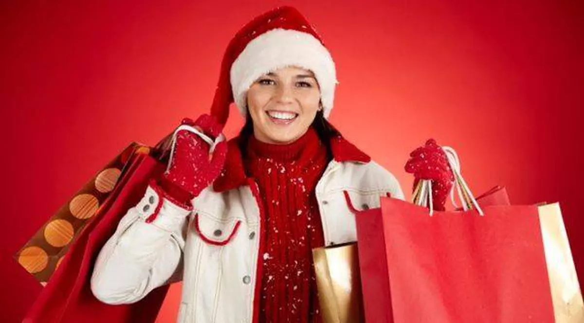 Nu o să-ţi vină să crezi pe ce vor da românii 22 de milioane de euro de Crăciun!