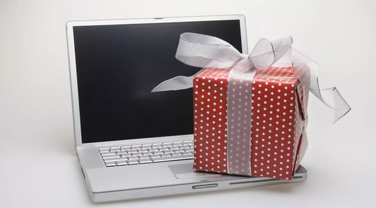 Nouă practică online! Cadourile nedorite de Crăciun, scoase la vânzare pe internet