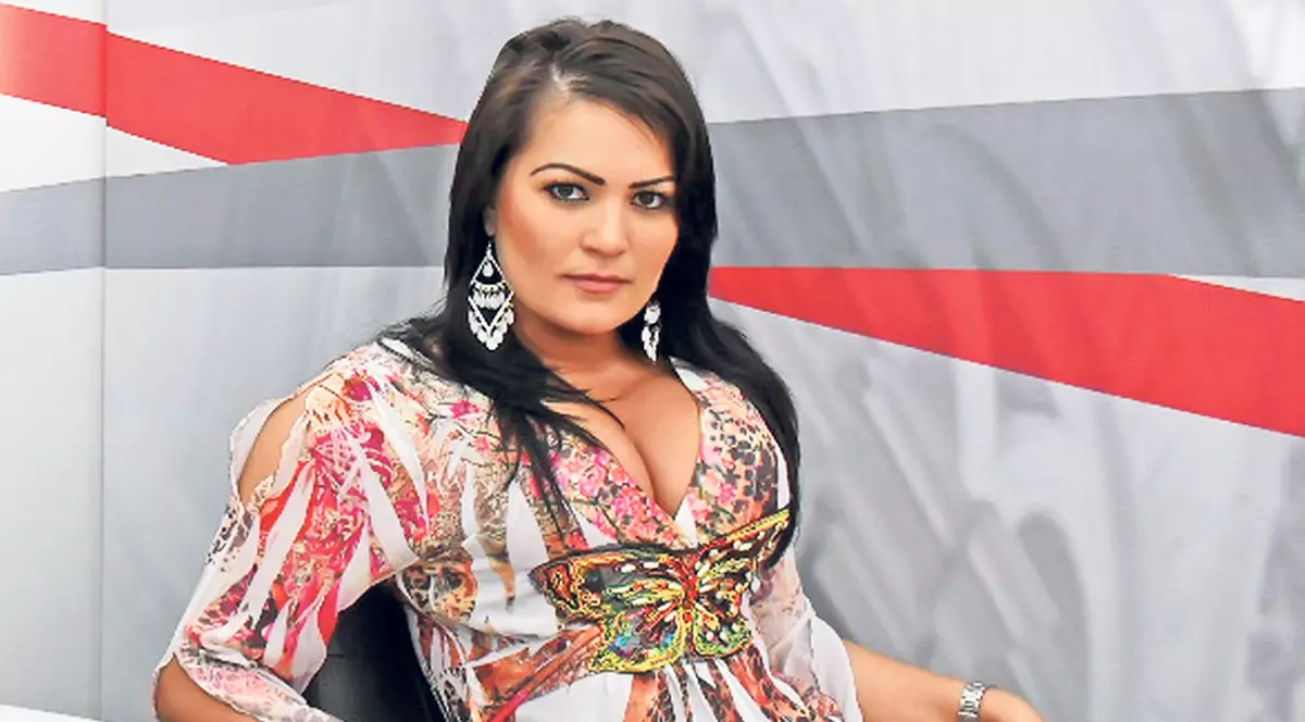 E pe bune! Bistriţeanca Ancuţa Cârcu, o fostă Fată de la pagina 5, candidează pentru un fotoliu de parlamentar din partea PRM