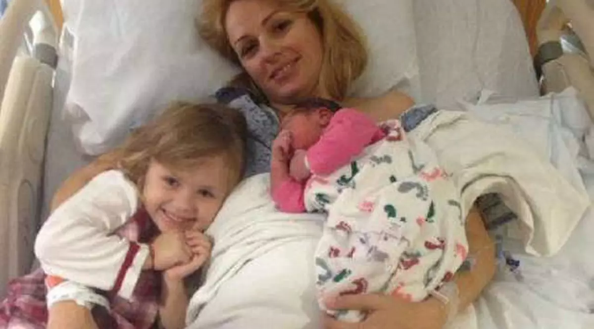 Catrinel Sandu îşi botează fetiţa în România! Află cine vor fi naşii micuţei