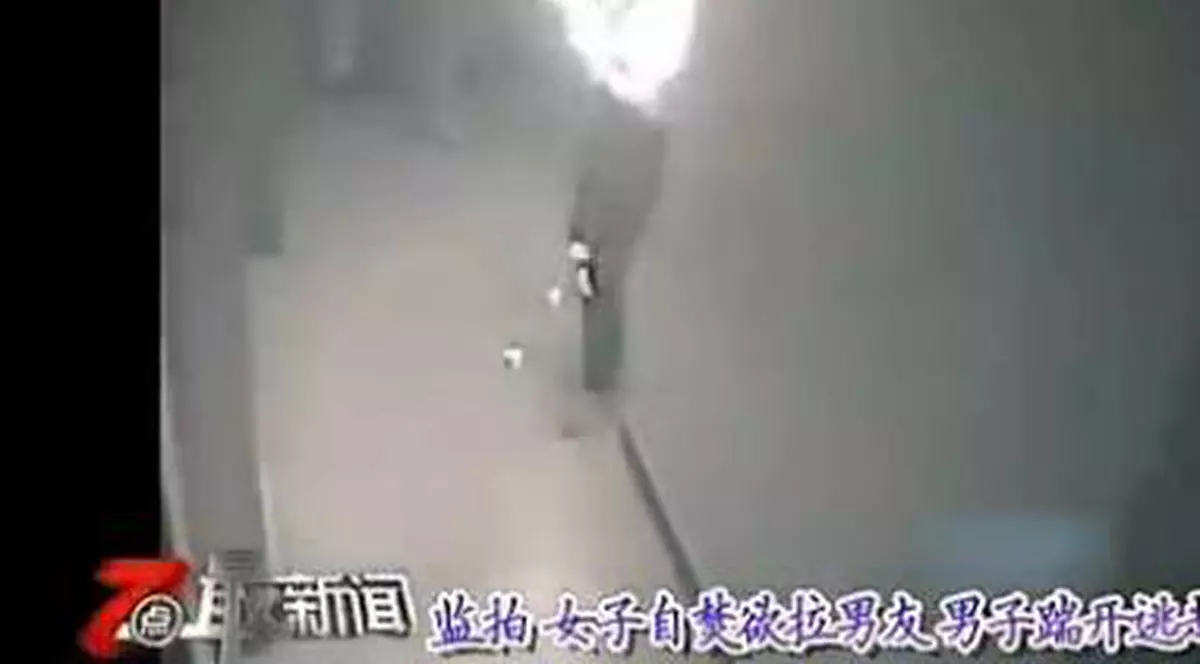 ATENȚIE! IMAGINI ȘOCANTE! O CHINEZOAICĂ și-a DAT FOC SUB OCHII IUBITULUI! REACȚIA BĂRBATULUI te va SCOATE DIN MINȚI! VIDEO