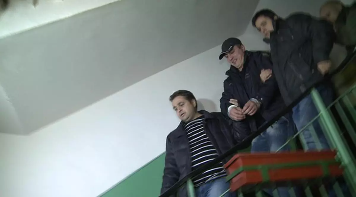 Iată primele fotografii cu Cioacă ÎNCĂTUŞAT, dar cu ZÂMBETUL PE FAŢĂ! Poliţistul a fost arestat în locuinţa sa din Piteşti!