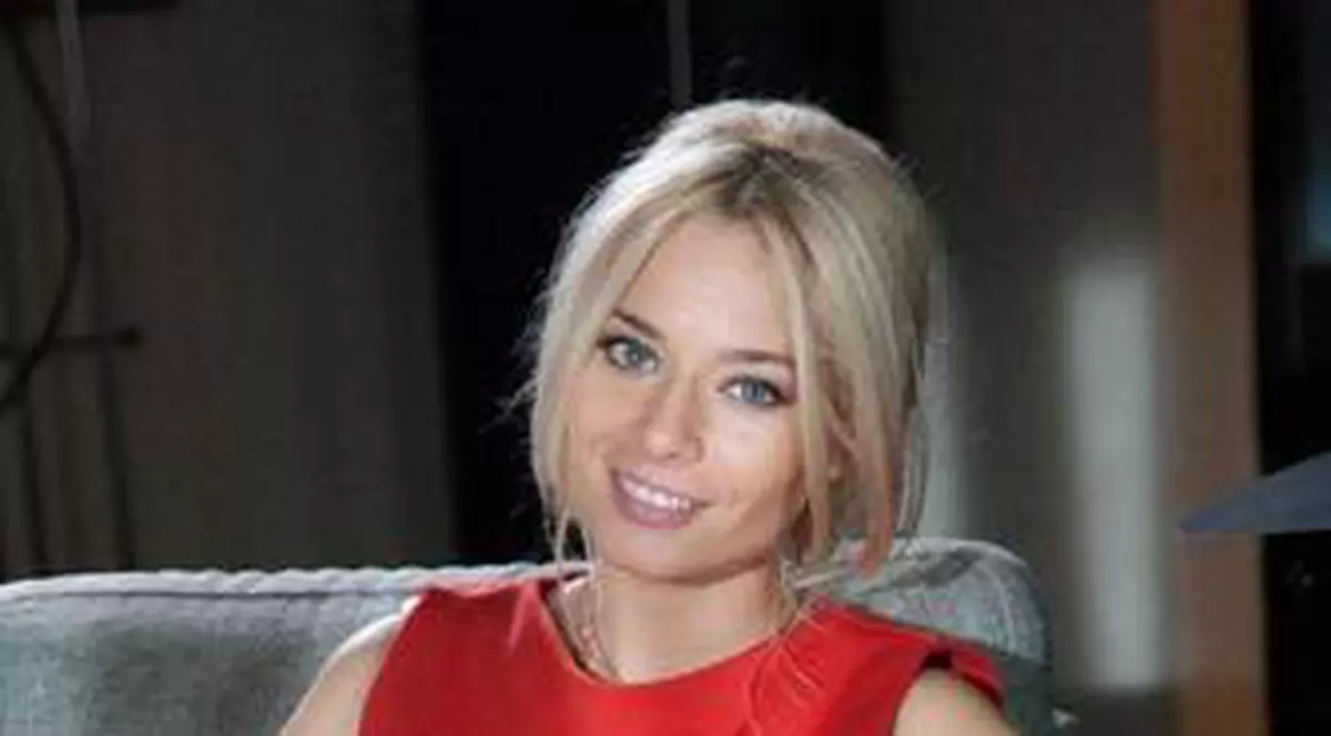 Ce frumoasă e! Uite cum s-a îmbrăcat Laura Cosoi