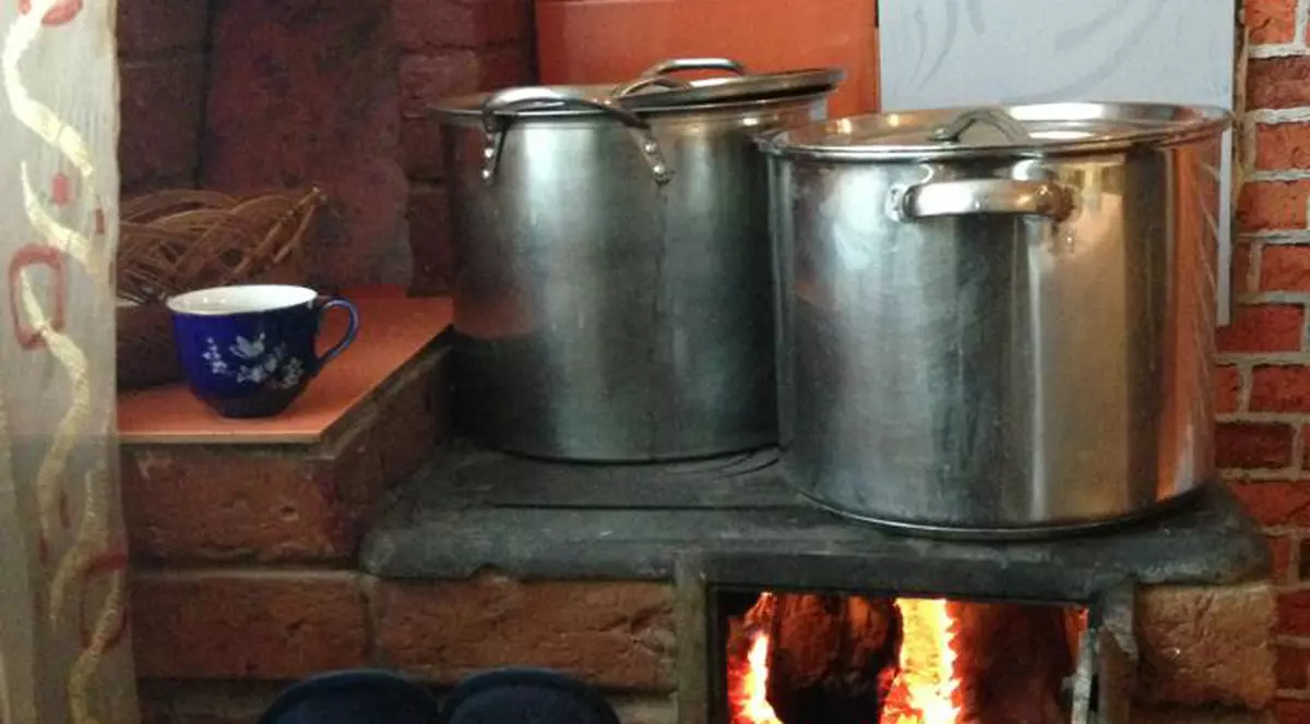 Iată unde-și ține Delia picioarele în prag de Crăciun!