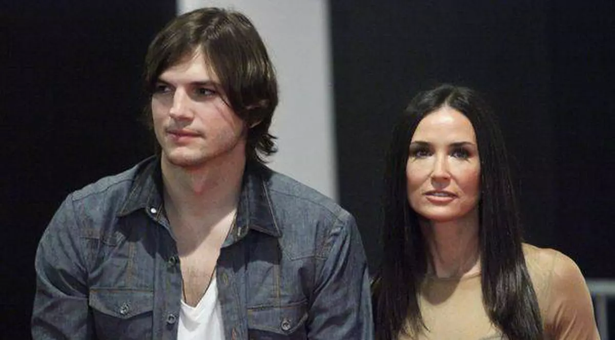 La peste 1 an de când s-au despărţit, Ashton Kutcher cere oficial divorţul de Demi Moore