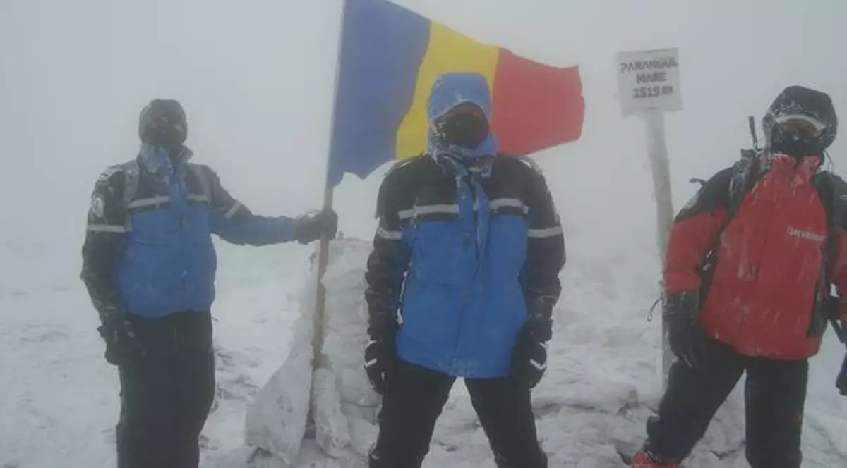 1 DECEMBRIE. Drapelul ţării, arborat pe unul din cei mai înalţi munţi | FOTO