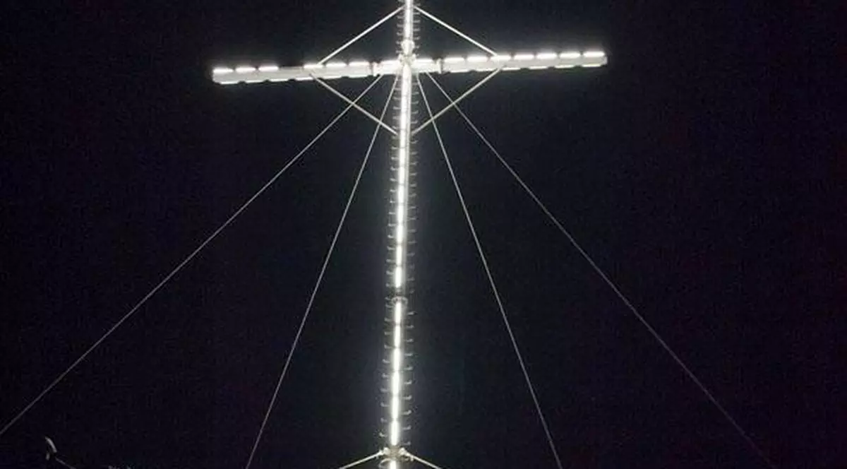 Senzaţional! Udrea a ridicat o cruce de 25 de metri.