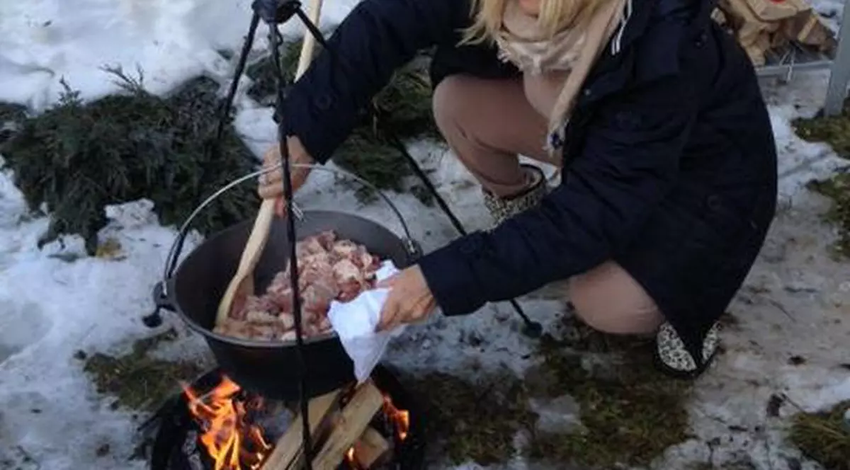 Elena Udrea a preparat pomana porcului la ceaun, de Crăciun | FOTO