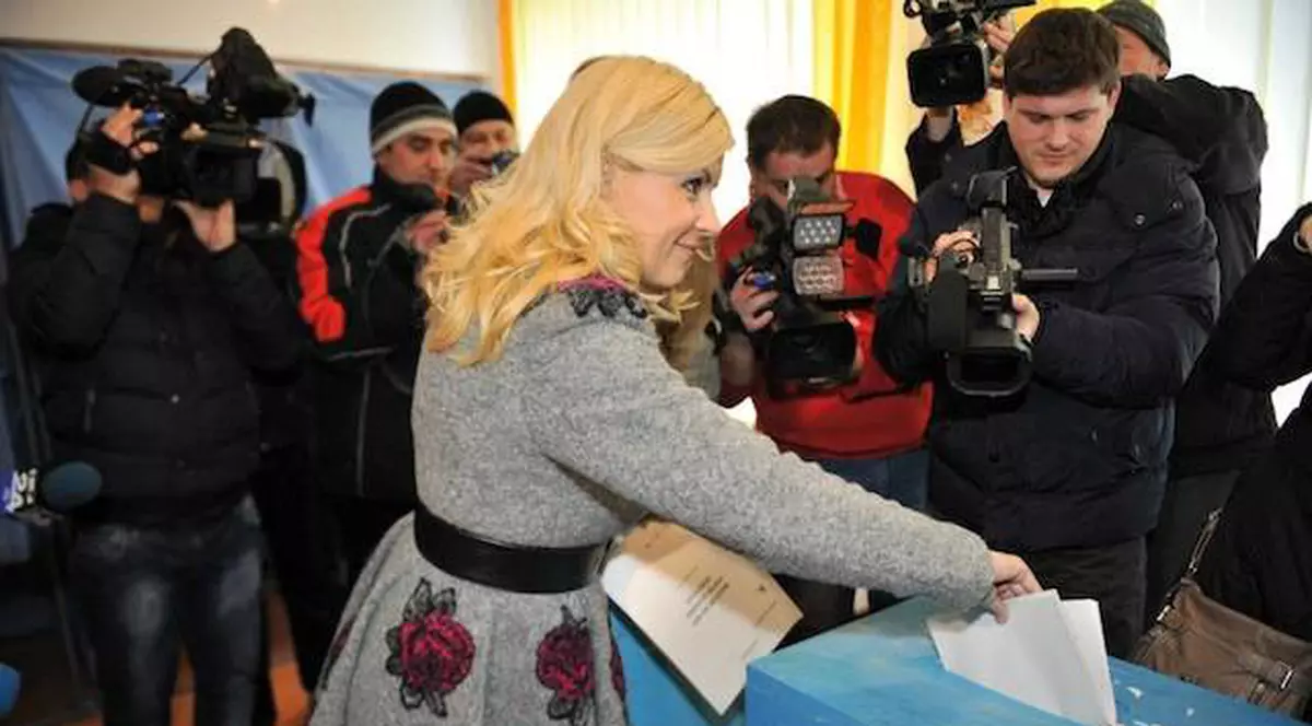 Senzaţional! Acest palton i-a purtat noroc Elenei Udrea la alegeri! Vezi cine i l-a făcut
