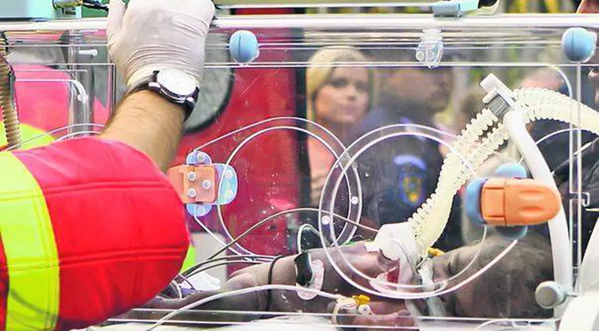 CÂTĂ UMILINȚĂ! Părinţii bebeluşilor arşi de la maternitatea Giuleşti trebuie să aducă PROBE NOI în instanţă