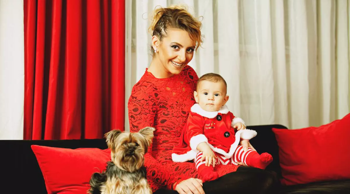 Uite cât de drăgălaşă e fetiţa Giuliei îmbrăcată în Crăciuniţă! - FOTO