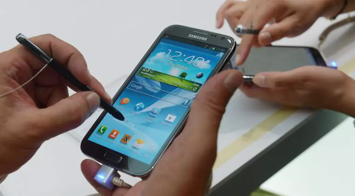 Era şi timpul! Samsung Galaxy S IV va avea ecran INDESTRUCTIBIL