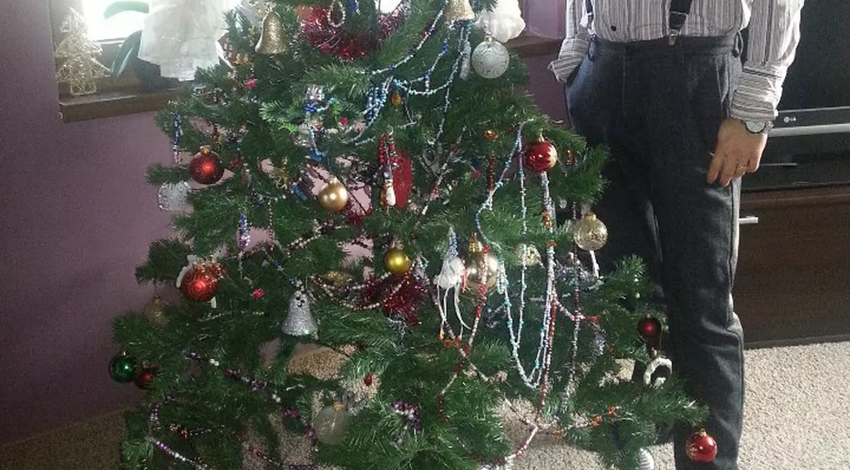 Designerul Adrian Haiduc și-a decorat bradul cu cercei | FOTO