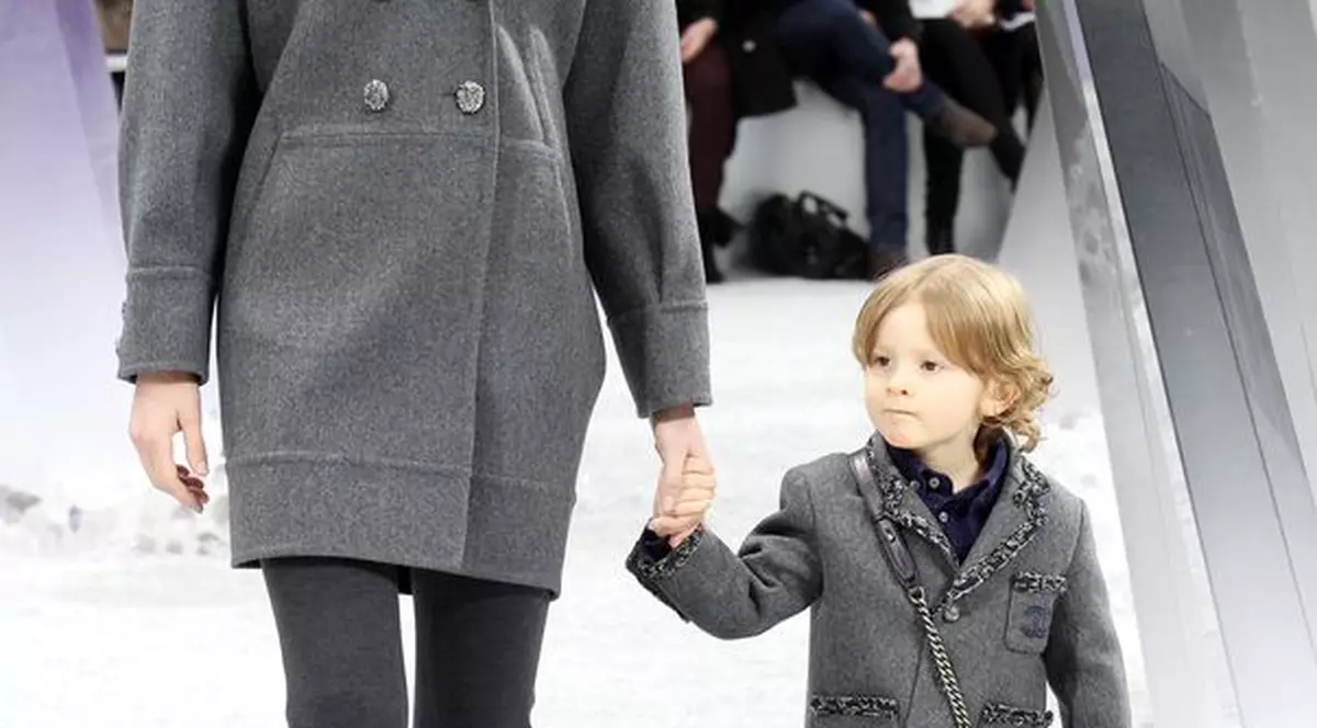 El e cel mai tânăr model! La 4 ani defilează pentru Calvin Klein