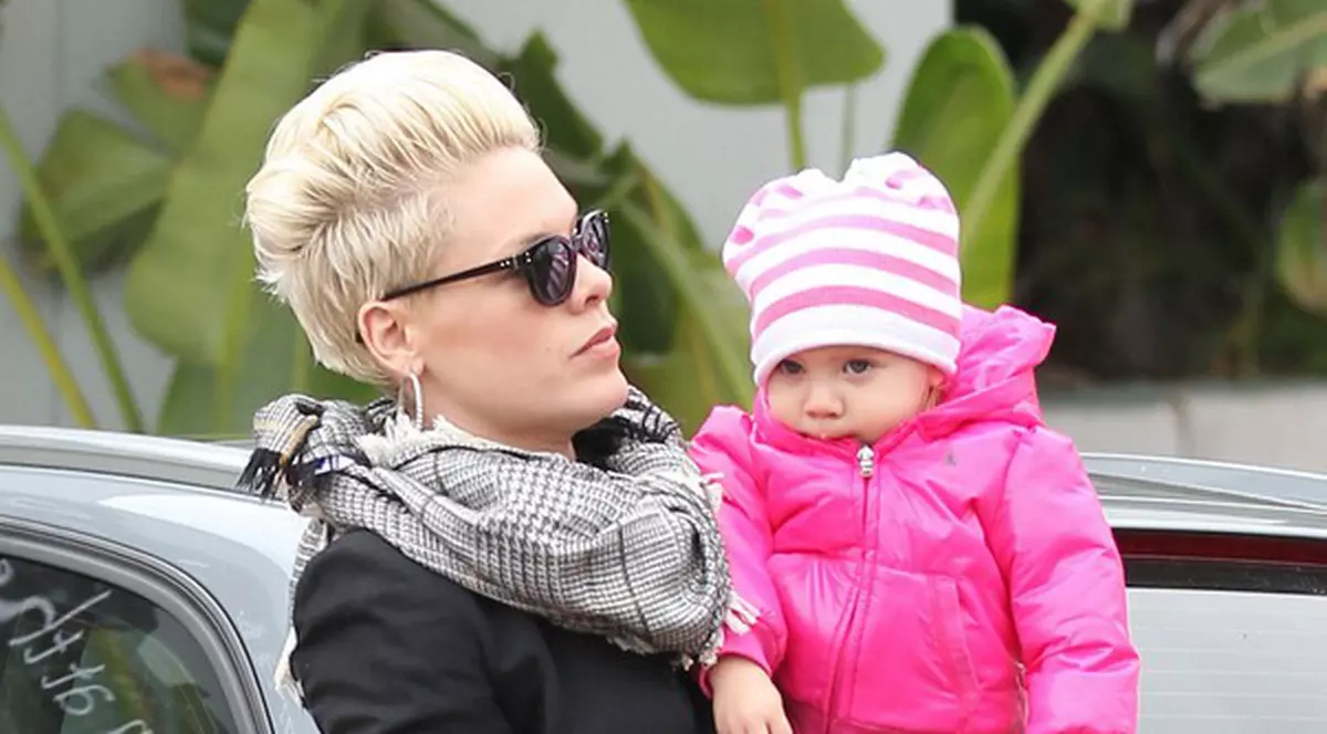 Pink şi-a îmbrăcat fetiţa în... ROZ! | FOTO