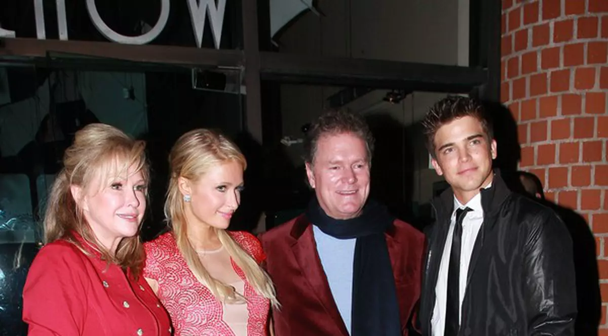 Paris Hilton l-a prezentat pe iubitul ei părinţilor! | FOTO