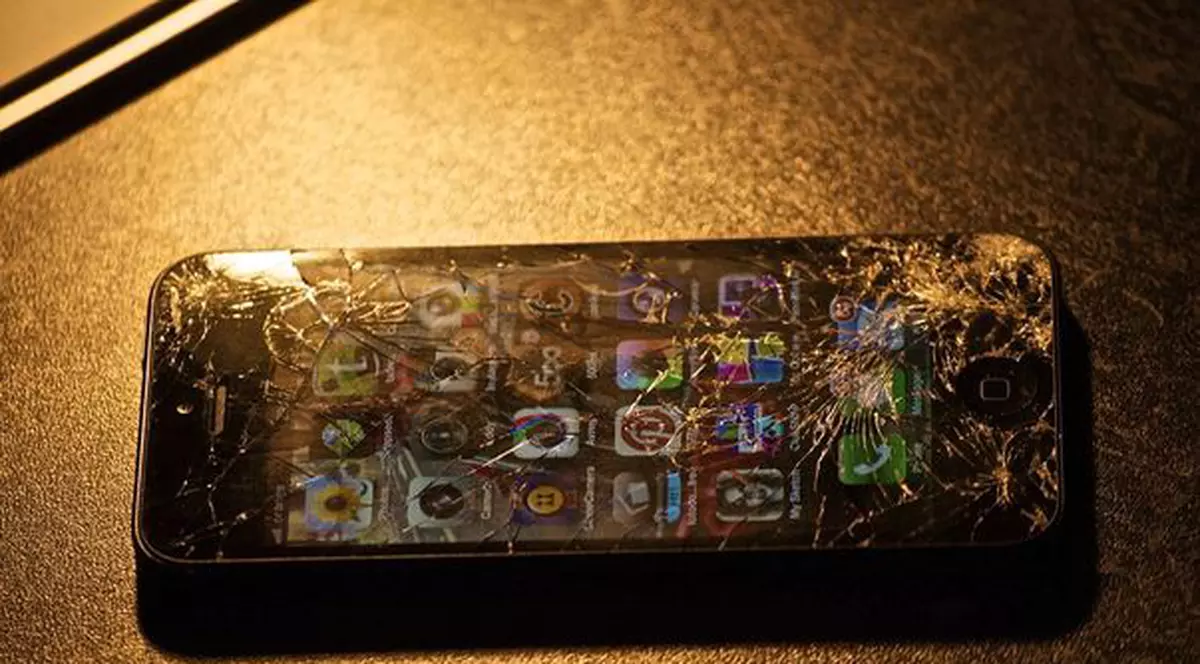 Uite în ce hal a ajuns iPhone-ul lui Cabral! Şi era ultimul model... | FOTO