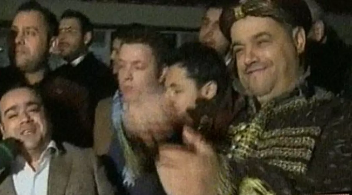 Ce prieteni sunt acum! ADI MINUNE a uitat că OMUL ĂSTA l-a UMILIT PE SCENĂ, când i-a cărat palme până s-a săturat