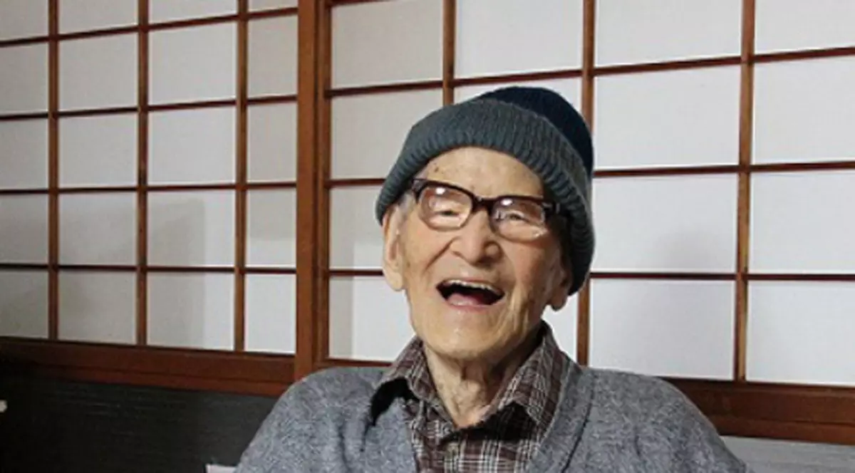 Cel mai bătrân om din lume este un japonez! Vezi ce vârstă are!