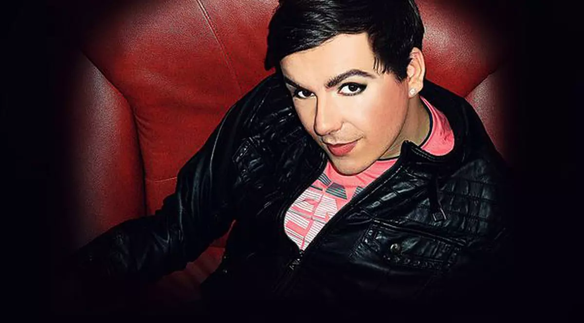 PREMIERĂ LIBERTATEA.RO | Keky, primul cântăreţ pe tocuri din România, revine în peisajul muzical, cu un nou single intitulat - "Made out of dreams"