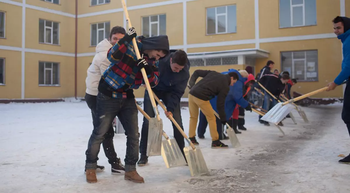 Sute de liceeni bucureşteni au ieşit să cureţe zăpada