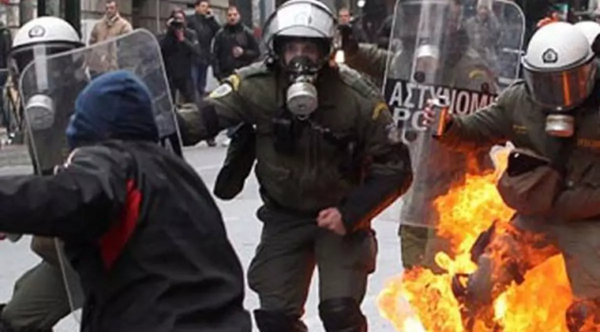 PREVIZIUNI ALARMANTE pentru 2013! "În curând s-ar putea să ne batem pe străzi"
