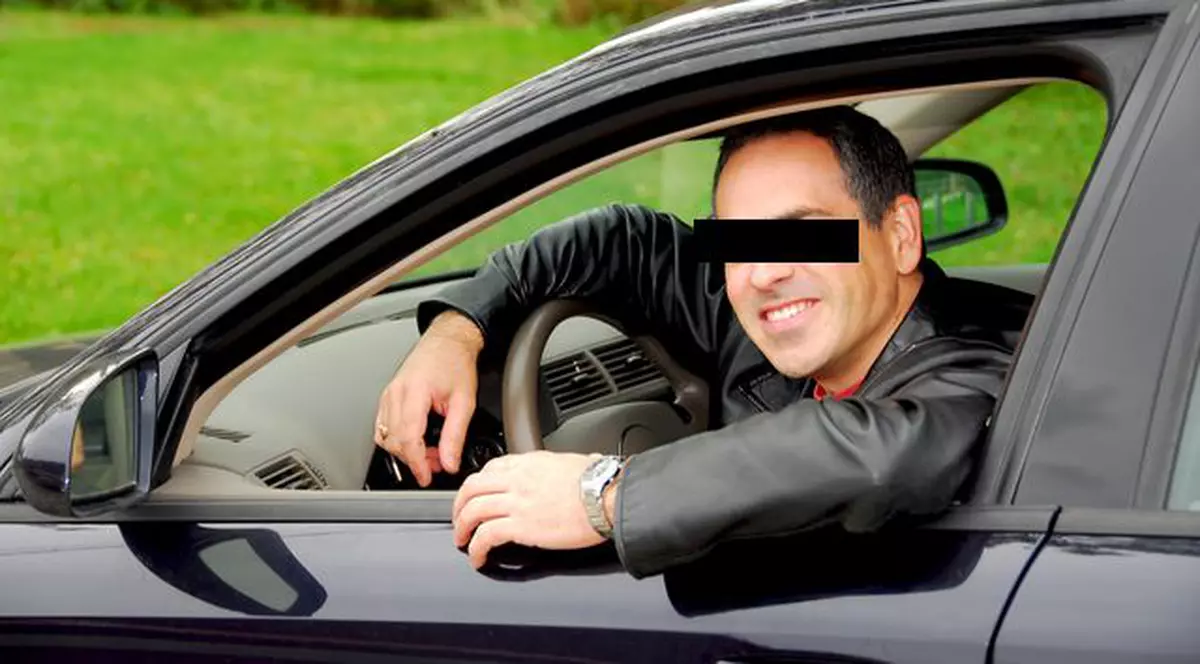 Şi-a luat maşină din banii furaţi de la iubită!