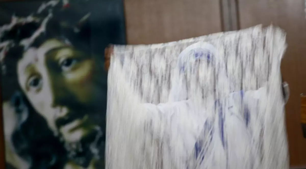 Fragmente din IESLEA în care s-a născut IISUS şi din vălul Fecioarei Maria, expuse public