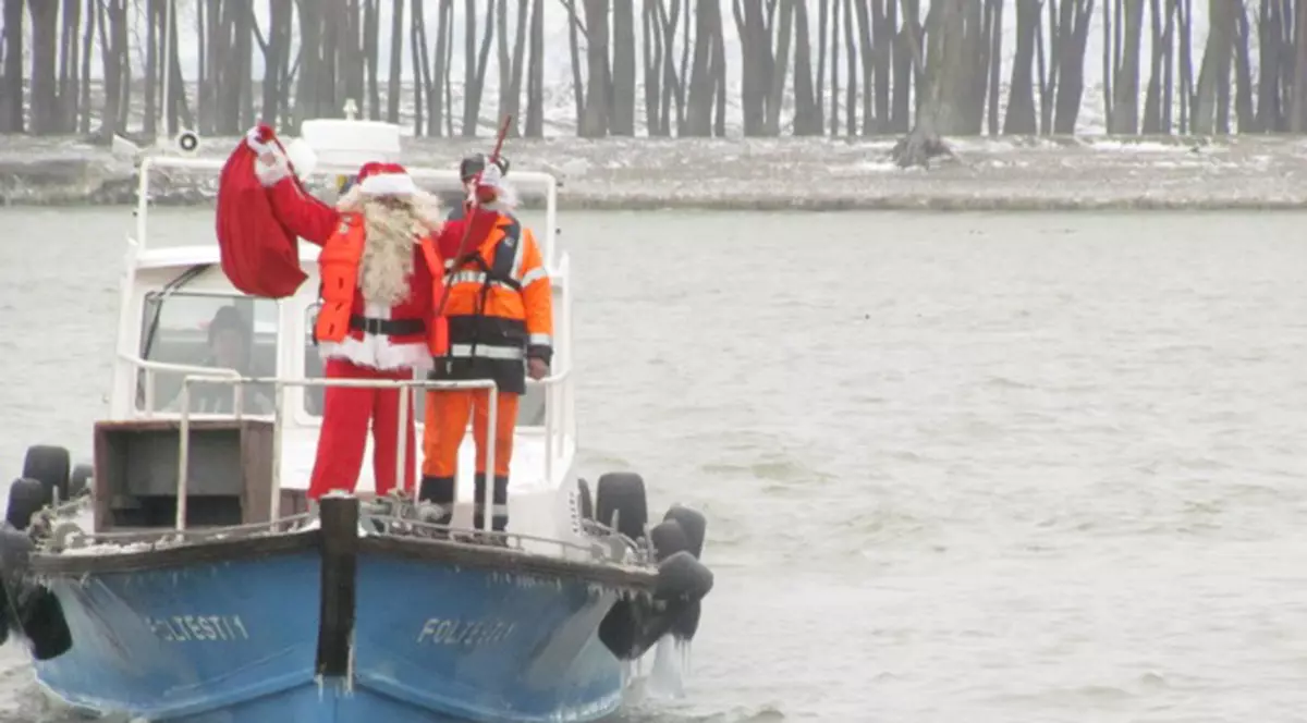 La Constanţa şi la Galaţi, Moş Crăciun a venit cu şalupa