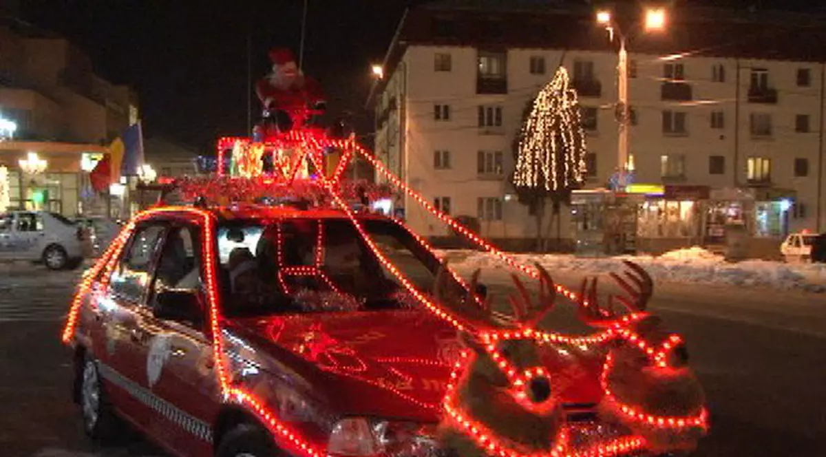 Moş Crăciun se plimbă cu maşina prin Câmpulung! | FOTO