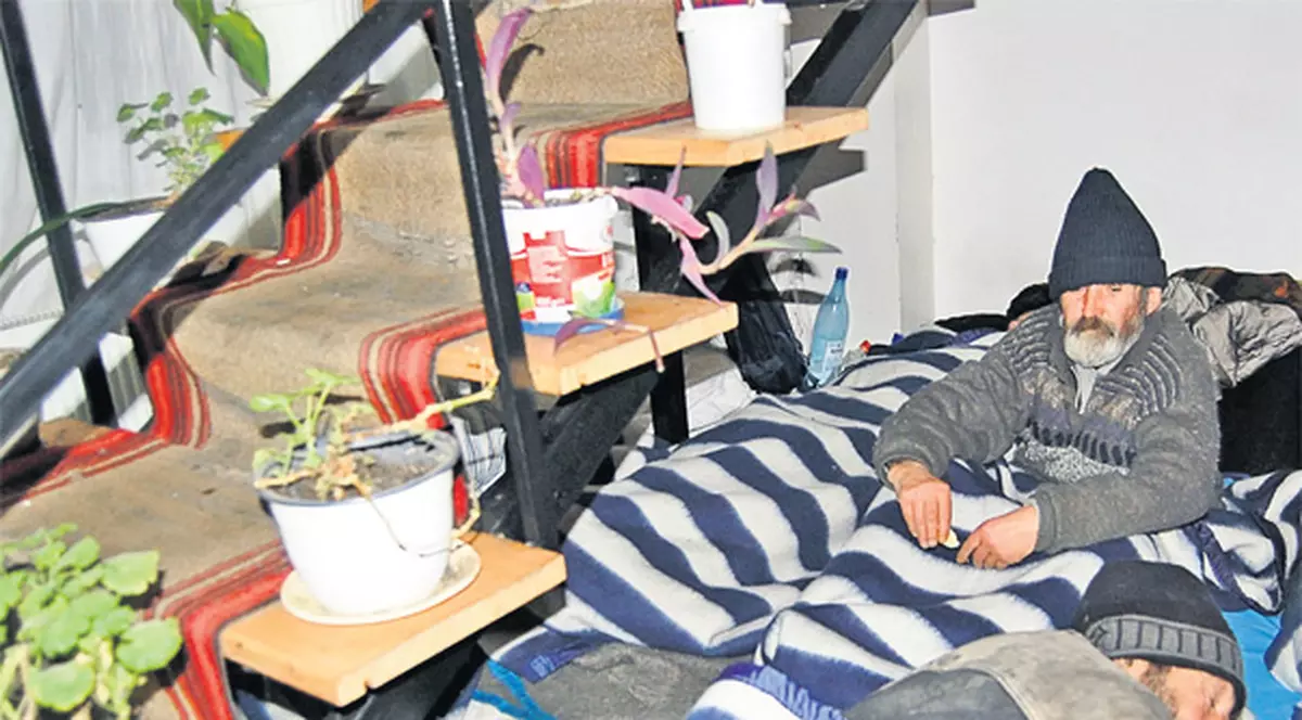 Îngroziţi de gerul din ultimele zile, oamenii străzii dorm pe jos, claie peste grămadă