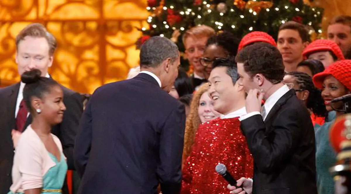 Rapperul PSY nu a fost impresionat de Barack Obama şi s-a îmbrăcat ca la... balamuc