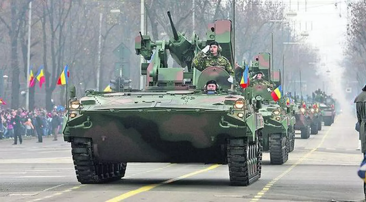 Parada de Ziua Naţională a României s-a încheiat. Motociclete BMW și autotvehicule Porsche și Jaguar au defilat la Arcul de Triumf