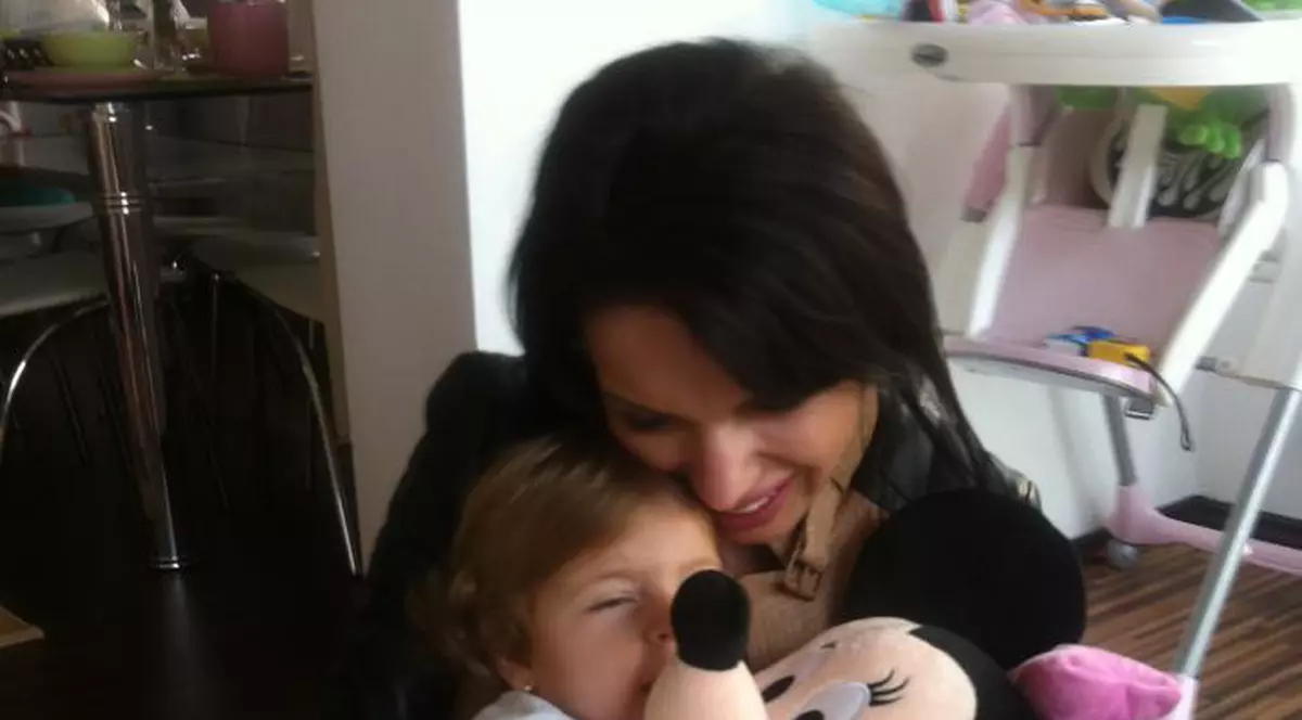 Ramona Lăzuran a plecat în toiul nopţii cu fetiţa de acasă. DIN CAUZA SOACREI!