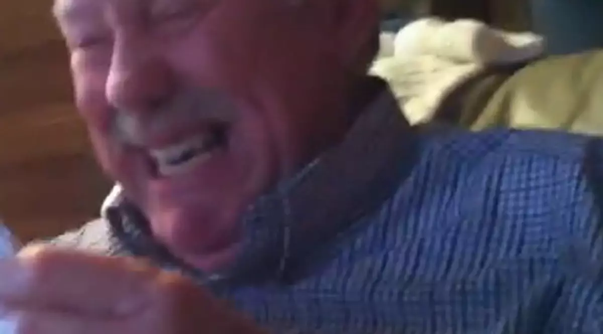 REACŢIA INCREDIBILĂ a unui tată face RAVAGII pe Youtube | VIDEO