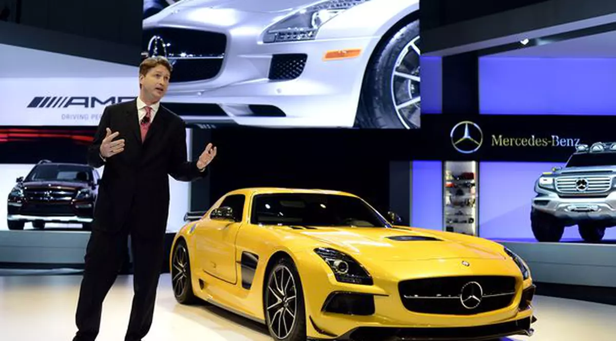Superofertă în State: cumperi un Mercedes SLS AMG şi primeşti gratis un Smart
