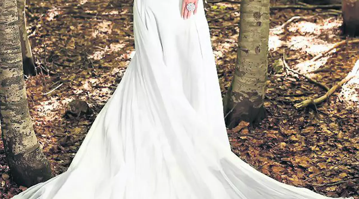 Katarinei Bulatovici, handbalistă la Oltchim şi proaspătă campioană continentală, îi stă bine şi în ţinute elegante, nu numai în echipamentul de joc