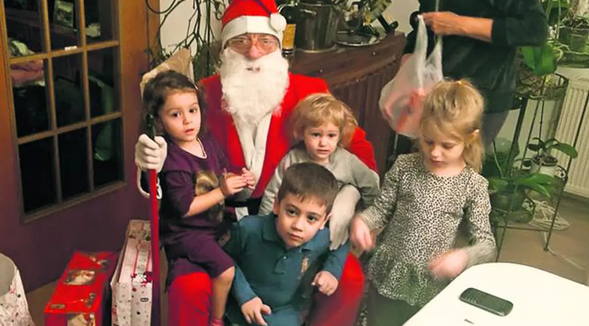 «Naşu’» a fost Moş Crăciun! Mircea Sandu, preşedintele FRF, a dat în mintea copiilor de dragul Simonei, nepoţica lui