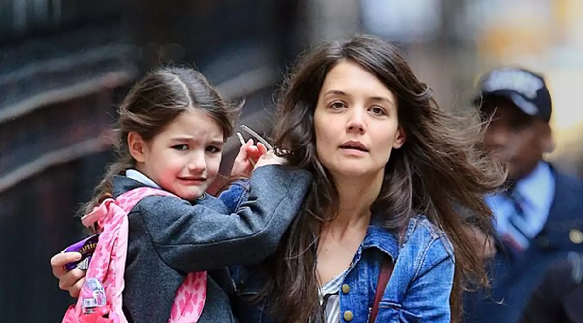 Katie Holmes a cumpărat cadouri de Crăciun de 30.000 de lire pentru Suri. Iată ce va primi CEA MAI RĂSFĂŢATĂ FETIŢĂ A PLANETEI!