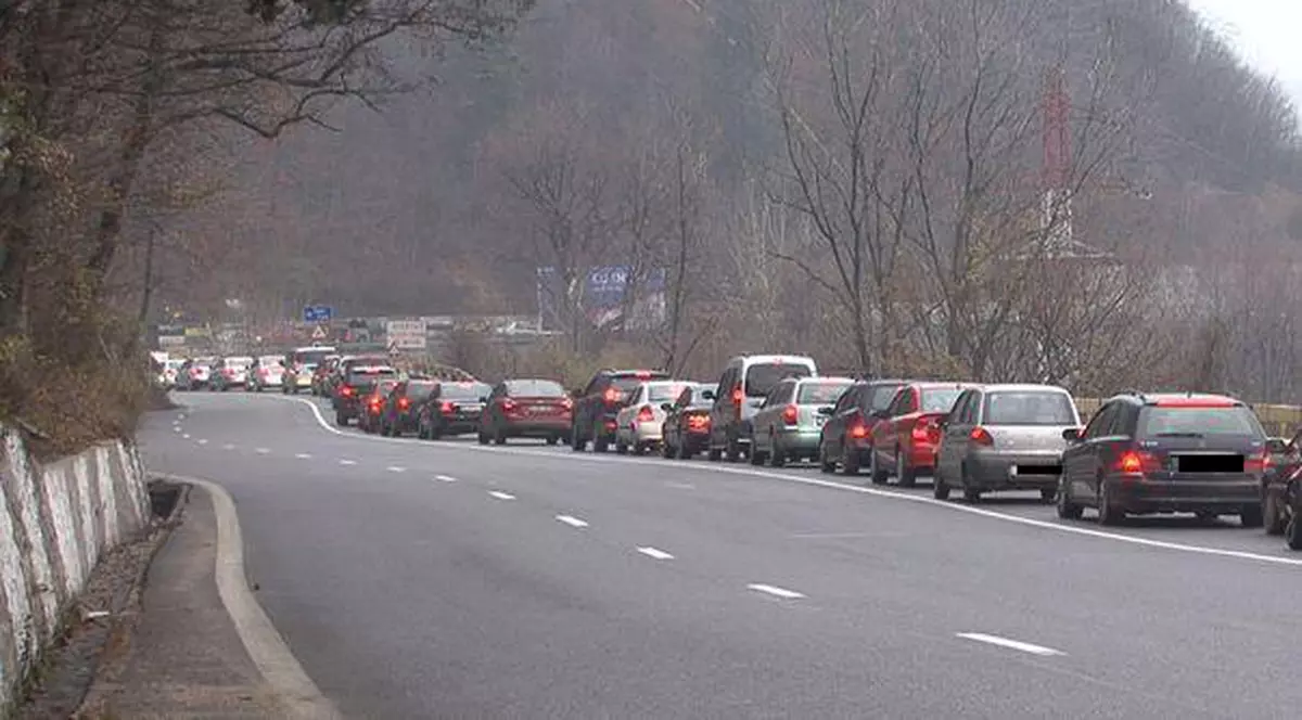 Aglomerație după vacanța de Rusalii! Coloane de mașini pe DN1 și A2