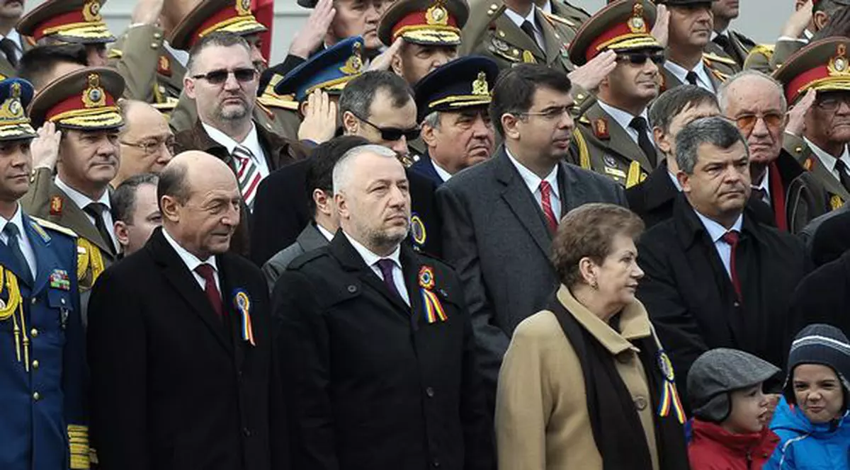 NU O SĂ-ŢI VINĂ SĂ CREZI lângă cine a stat BĂSESCU, la parada militară de 1 Decembrie