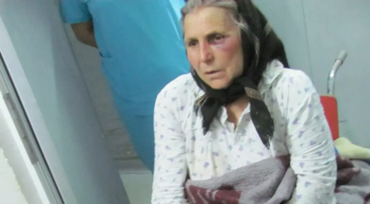 Bătrâni bătuţi şi torturaţi în propria casă de hoţi