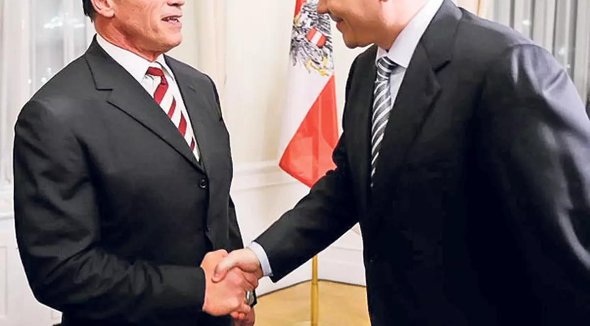 Ponta îl aduce pe Arnold în România