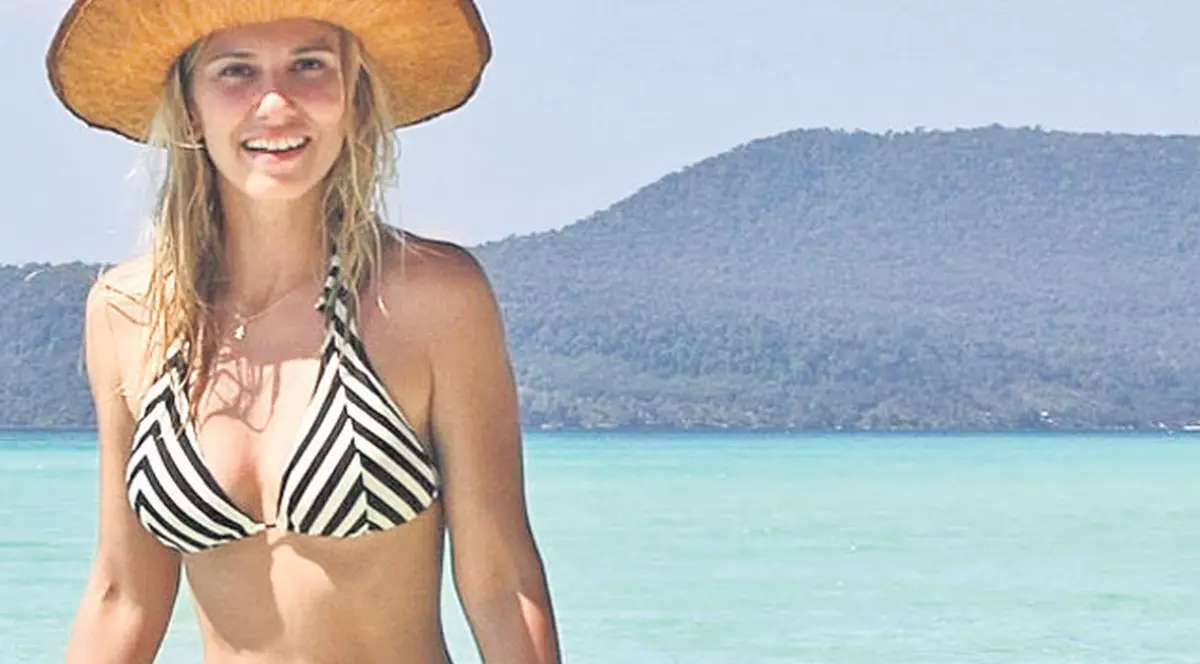 Dana Rogoz s-a bronzat și a mâncat greieri şi furnici în Cambodgia! FOTO