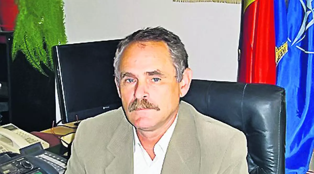 Localnicii din oraşul natal al soţiei lui Mircea Radu, în frunte cu primarul, sunt extaziaţi de vestea că prezentatorul va deveni tătic: «De ce s-au căsătorit? Să facă urmaşi, nu!?»