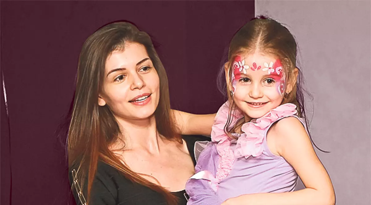 Moni nu ajunge la ziua fiicei sale!