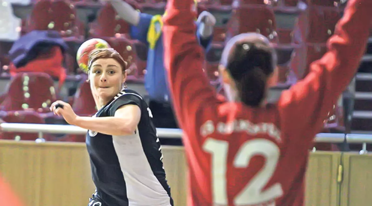 Vasile Mărgulescu, antrenor la CSM Bucureşti, îşi apără eleva acuzată de soţ de lesbianism: «Nu vă luaţi soţi care să vă căpuşeze!»