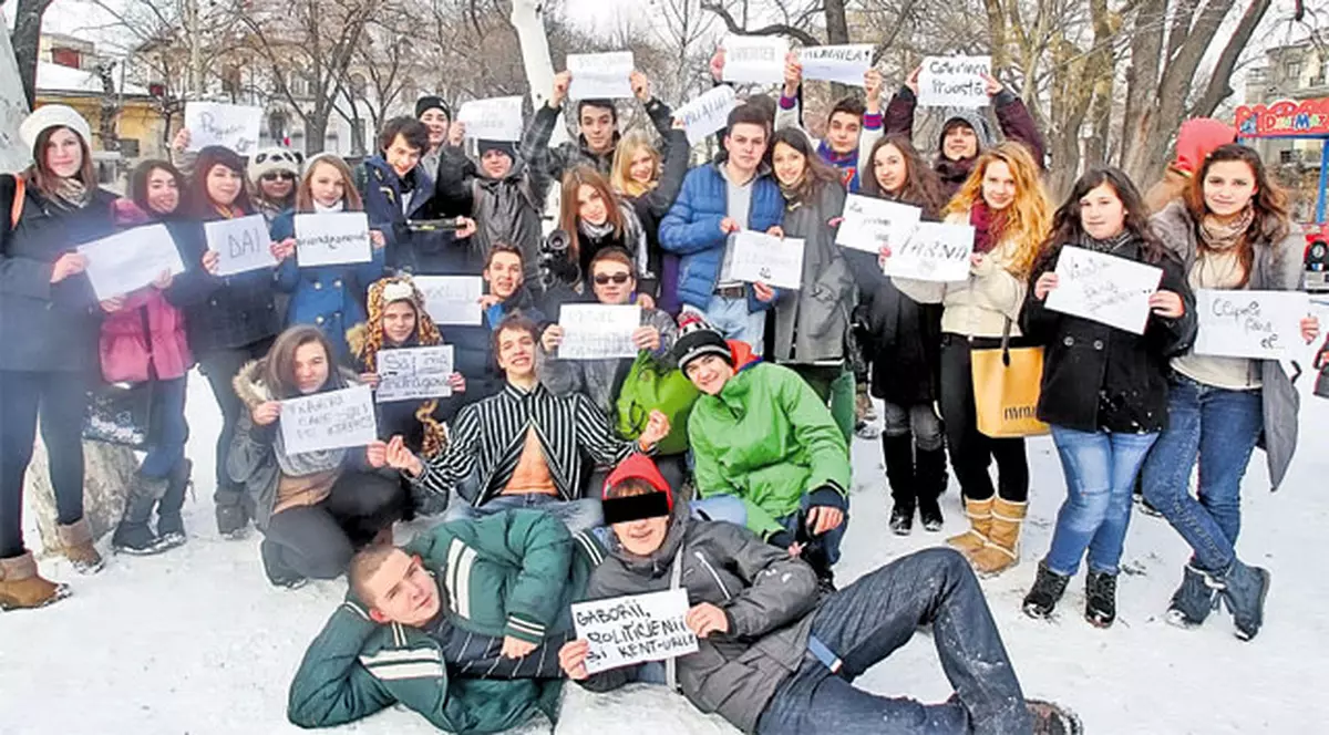 Proiect inedit al unor adolescenţi din Capitală! Au ieşit în stradă să spună ce urăsc - FOTO